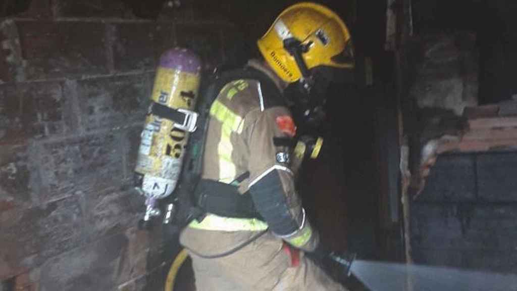 Un bombero trabaja en un incendio, en una imagen de archivo / BOMBERS