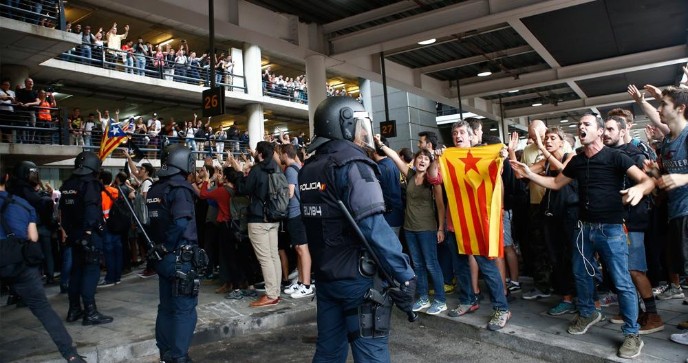 Imagen del asedio de Tsunami Democràtic al aeropuerto de Barcelona-El Prat / EFE