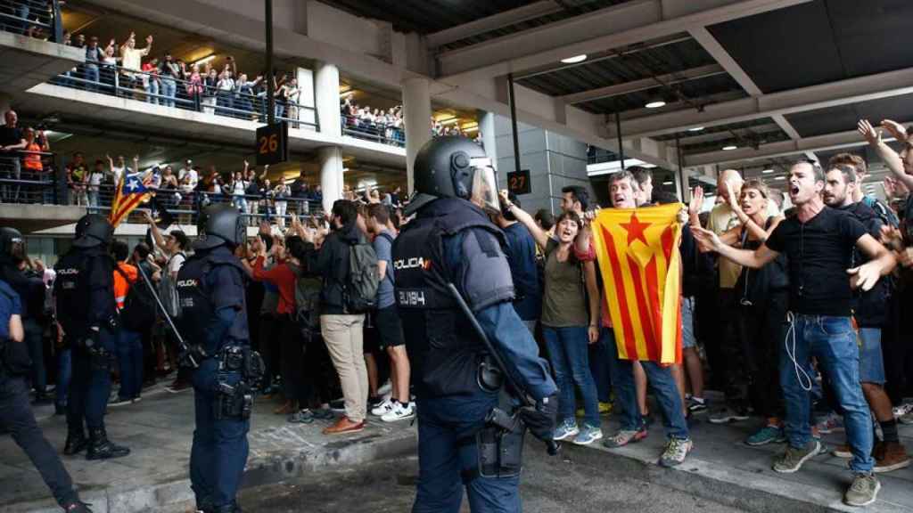 Imagen del asedio de Tsunami Democràtic al aeropuerto de Barcelona-El Prat / EFE