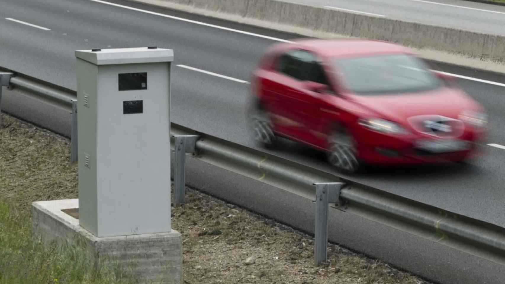 Uno de los radares de la DGT en la AP-7, donde proponen reducir la velocidad a 100km/h a la altura del Vallès / EFE