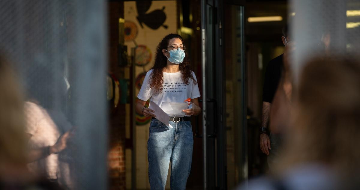 Una profesora con mascarilla a las puertas de un colegio / EP