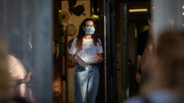Una profesora con mascarilla a las puertas de un colegio / EP