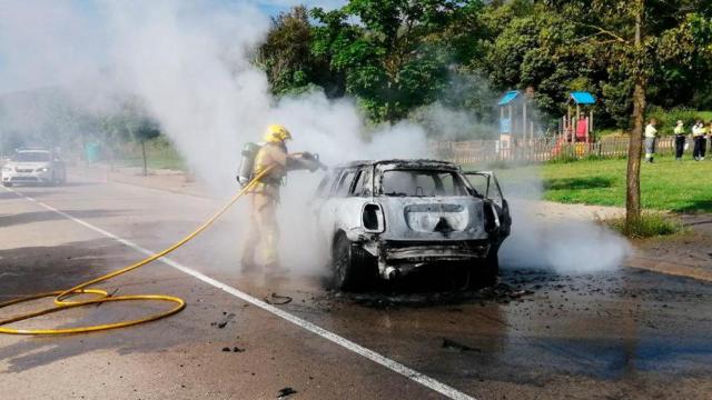 Los bomberos apagan las llamas del coche incendiado tras la persecución en Celrà / BOMBERS