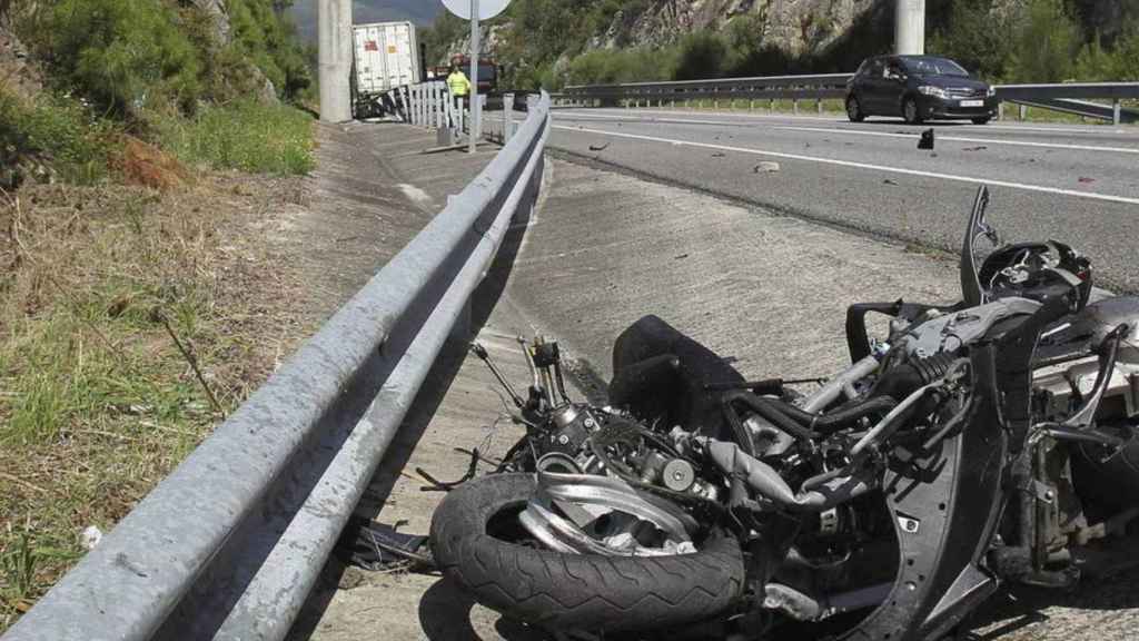 Un accidente de motorista en una imagen de archivo / EFE