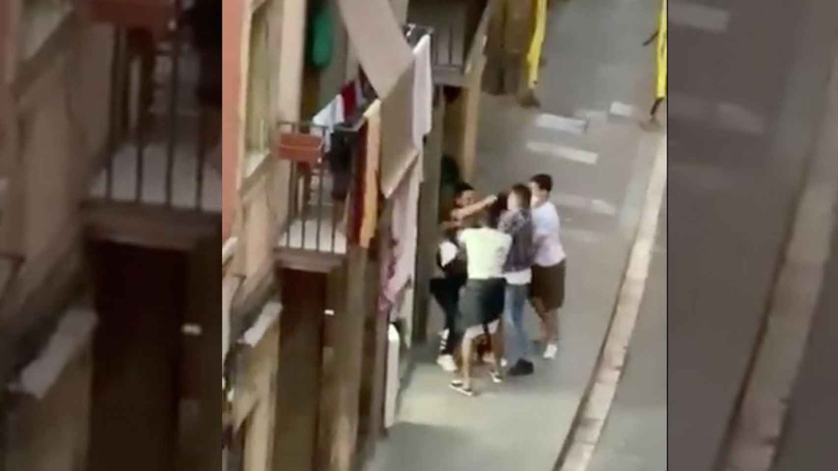 Pelea a puñetazos y patadas en el Raval / CARMELO BLÁZQUEZ