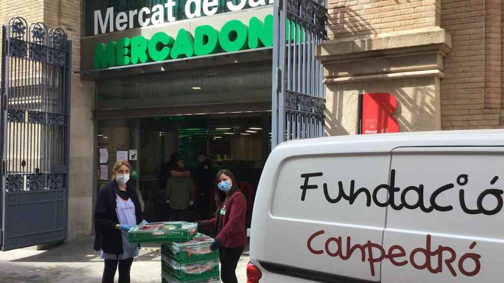 Imagen de una donación a un comedor social / Fundació Canpedró