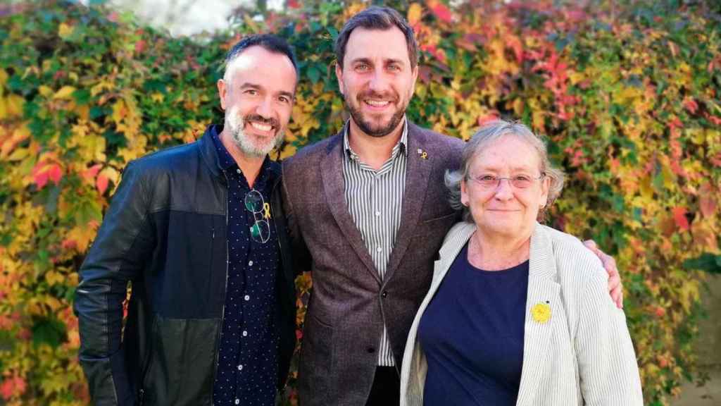 El exconsejero catalán de Salud fugado, Toni Comín (c); el expresidente del Colegio de Enfermeros, Albert Tort (i), y Núria Cuixart, decana saliente / CG