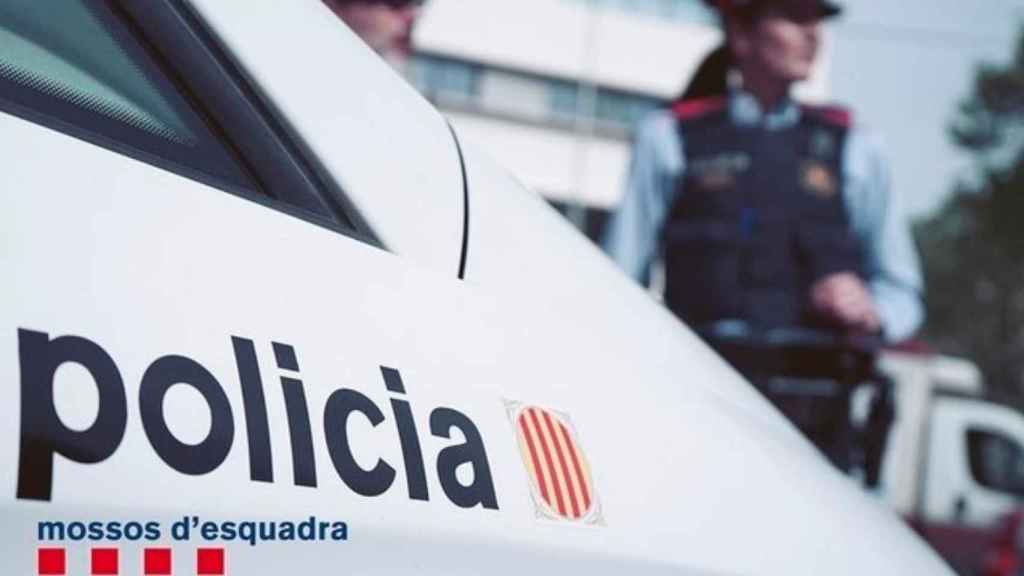 Un par de agentes del cuerpo de policía de los Mossos d'Esquadra  / EP