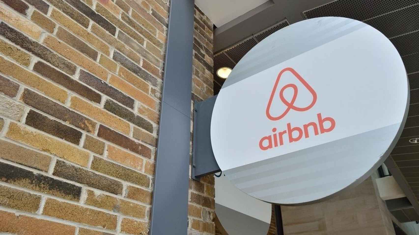 Vivienda de Airbnb, plataforma en la que se anuncia el piso del supuesto agresor de un vecino de Barcelona / EUROPA PRESS