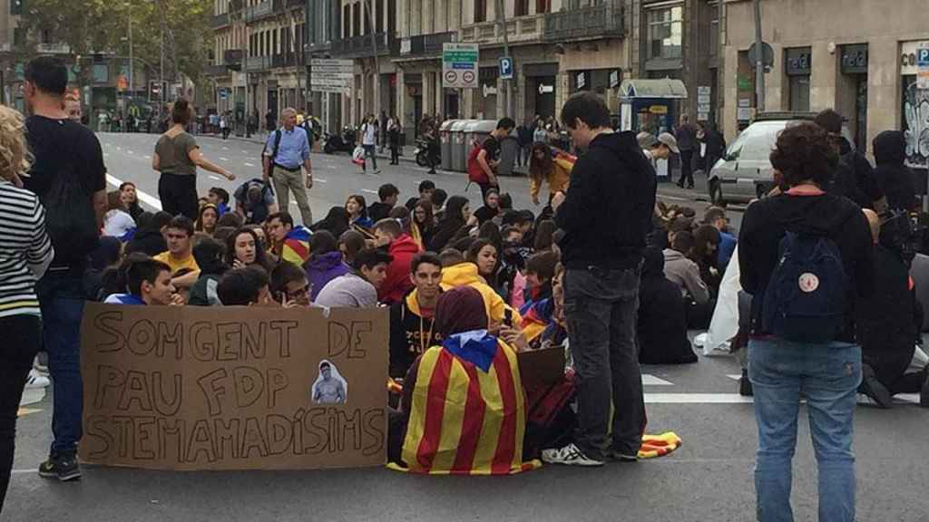 Estudiantes cortan la calle Pelai, en el centro de Barcelona. Sectarismo / CG