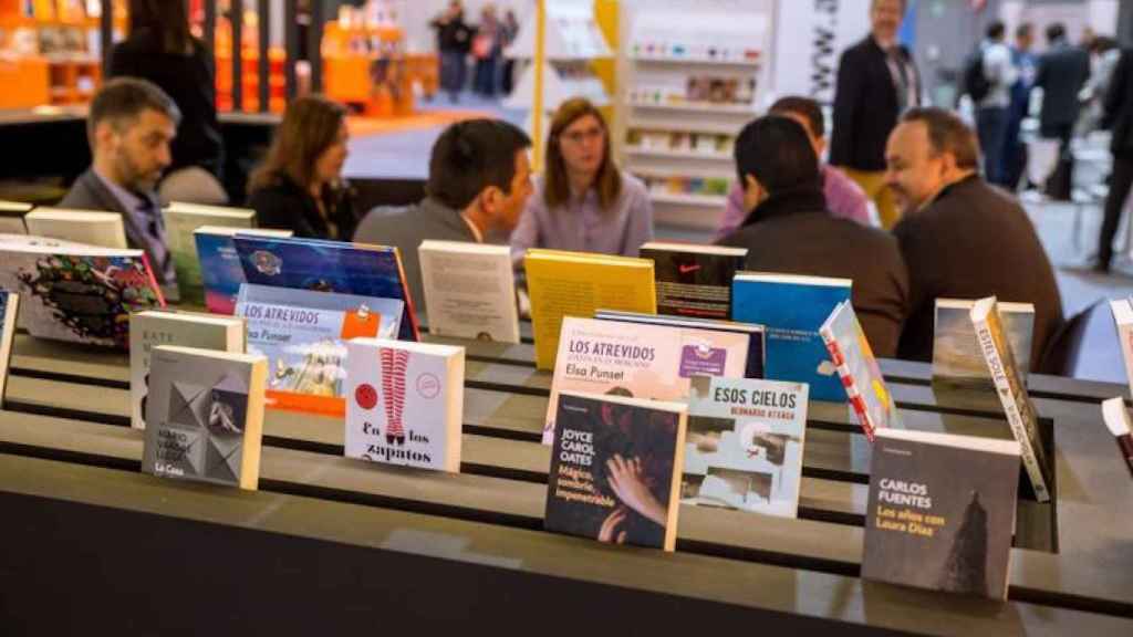 Imagen de una exposición de libros en castellano en la feria del libro