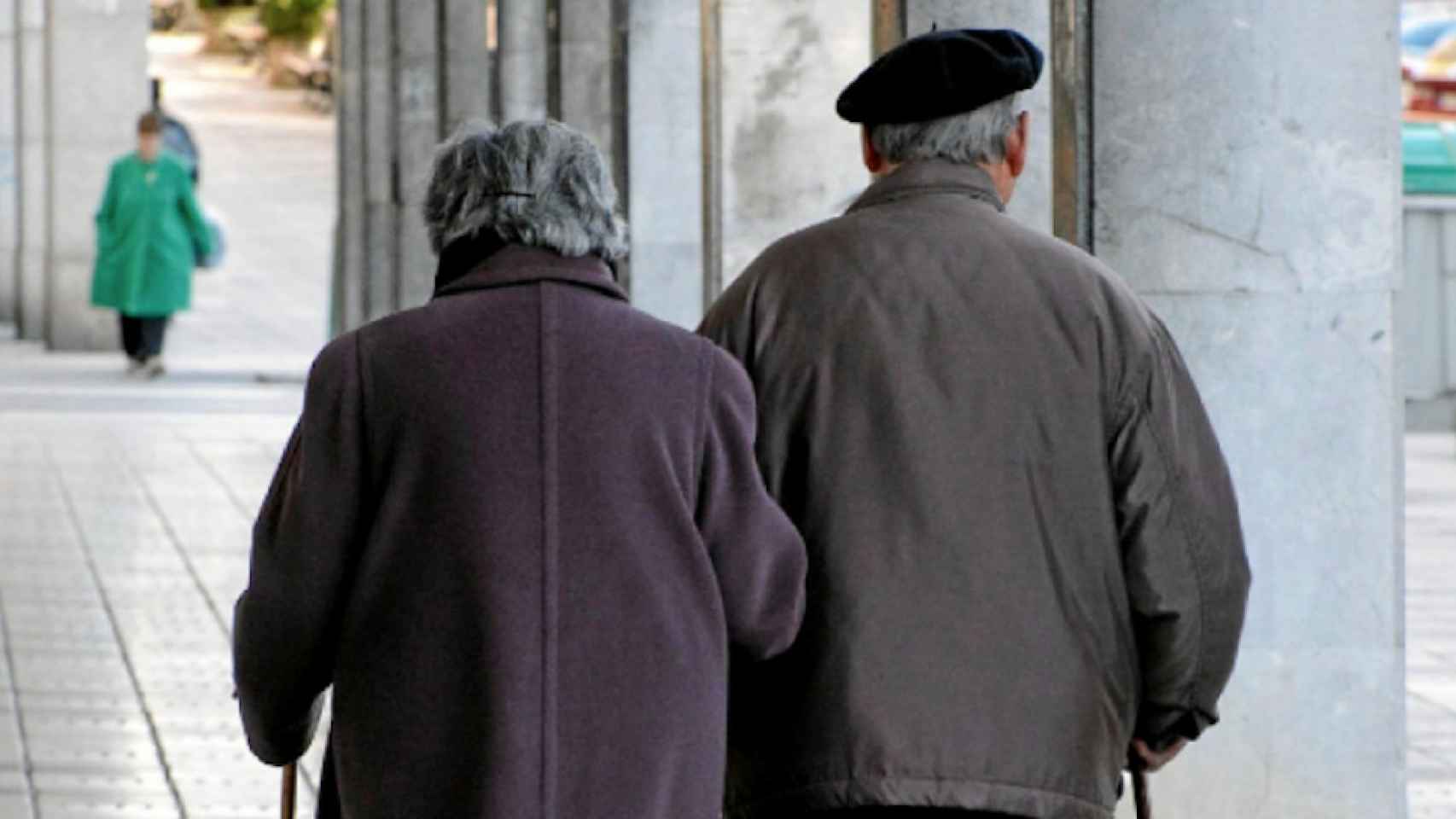 Una pareja de ancianos caminando por la calle / EFE