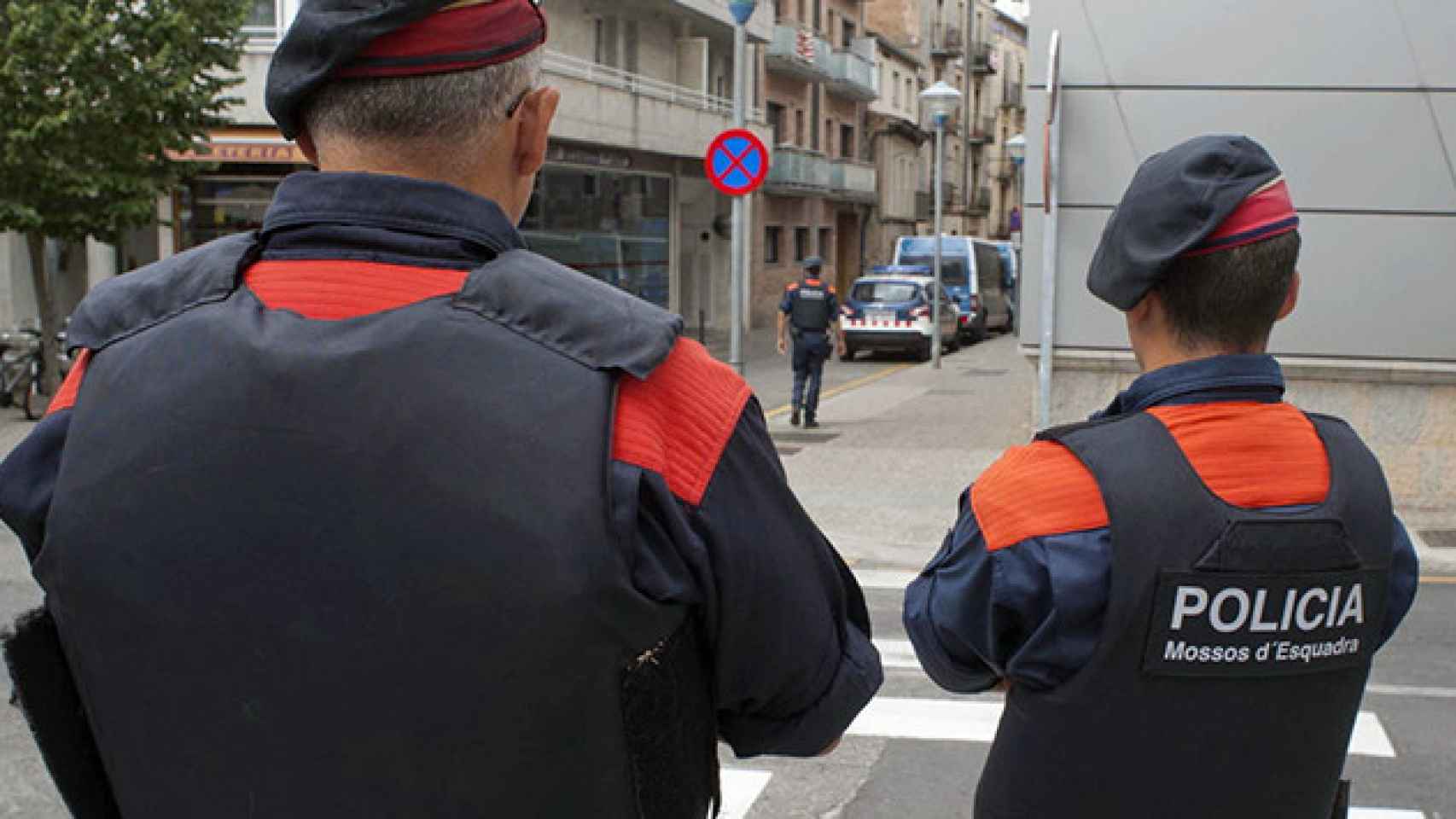 Una pareja de Mossos d'Esquadra, durante un operativo policial en una imagen de archivo / EFE