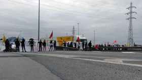 Estudiantes de la UAB cortan la autopista AP-7 en protesta por las tasas universitarias / TWITTER