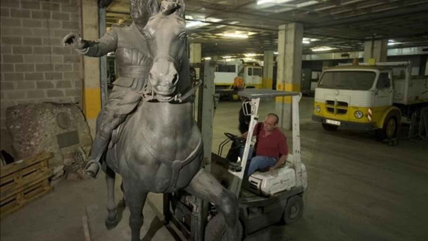 La estatua de Francisco Franco cuando tenía cabeza / EFE