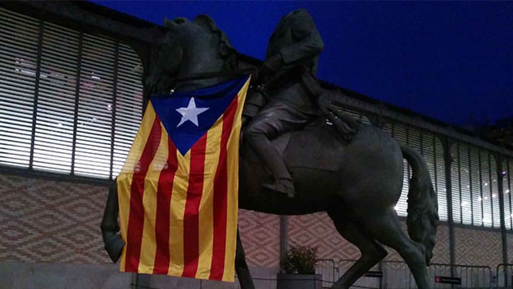 La 'estelada', en la estatua ecuestre de Franco / CG