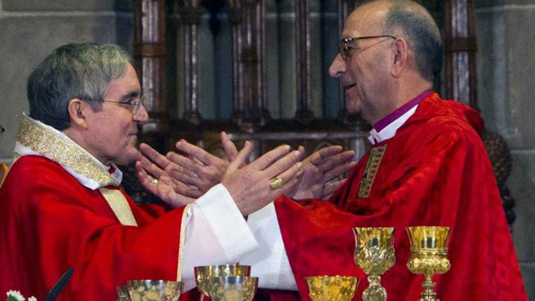 El nuevo arzobispo de Barcelona, Juan José Omella (derecha), junto a su predecesor en el cargo, Lluís Martínez-Sistach.