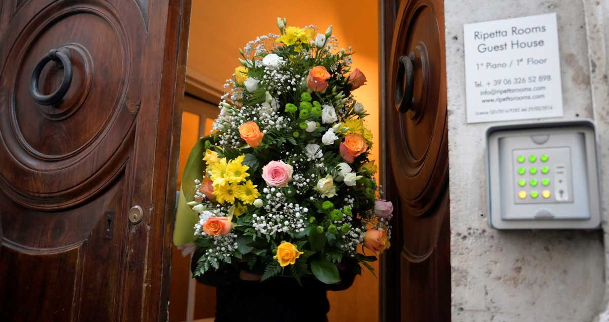 Una persona entrega un ramo de flores en la casa en la que ha fallecido la actriz italiana Monica Vitti /