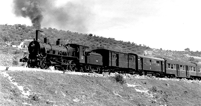 Tren Correo Puente Genil-Linares remolcado por la locomotora 130-2036, llegando a la Estación de Cabra / L.G. MARSHALL