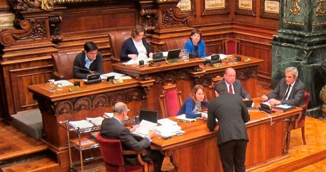 Ada Colau, Gerardo Pisarello y Laia Ortiz, en el pleno de marzo, sentados en las sillas del Saló del Consolat de Mar / EUROPA PRESS