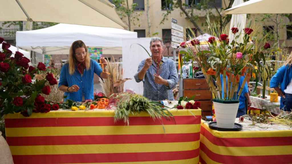 Una parada de rosas en el centro de Barcelona / LUIS MIGUEL AÑÓN