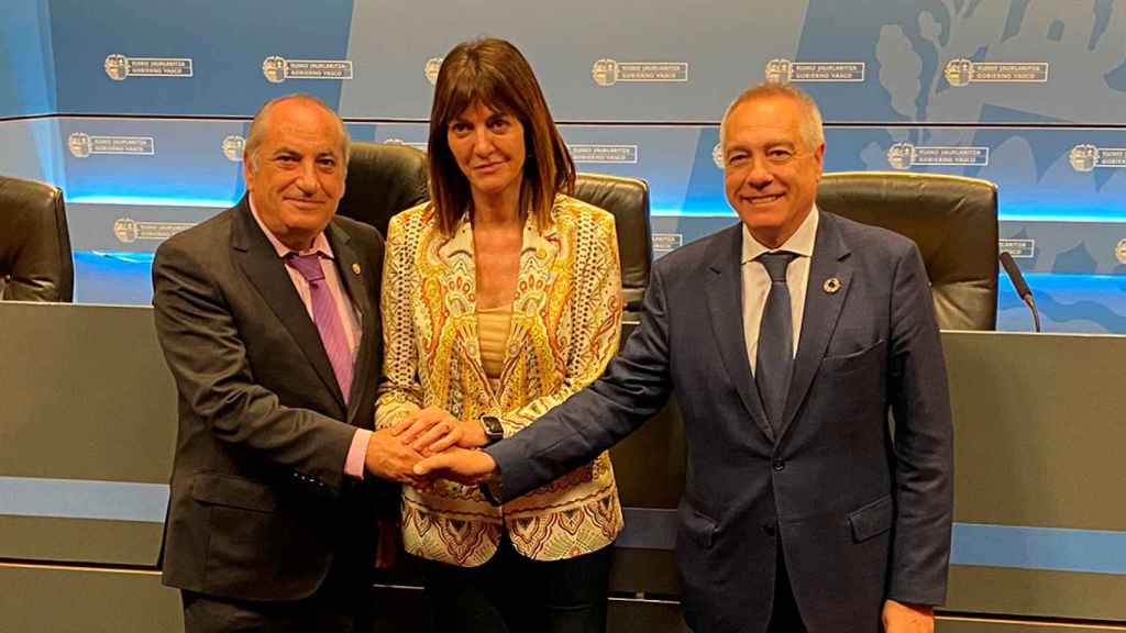 Representantes de Euskadi y el SIL firman la participación de la comunidad autónoma como invitada en la feria de 2023: en la foto aparece Iñaki Arriola, Consejero de Planificación Territorial, Vivienda y Transporte, Idoia Mendia, Vicelehendakari y Consejera de Trabajo y Empleo y Pere Navarro, delegado especial del Estado en el CZFB y presidente del SIL / CZFB