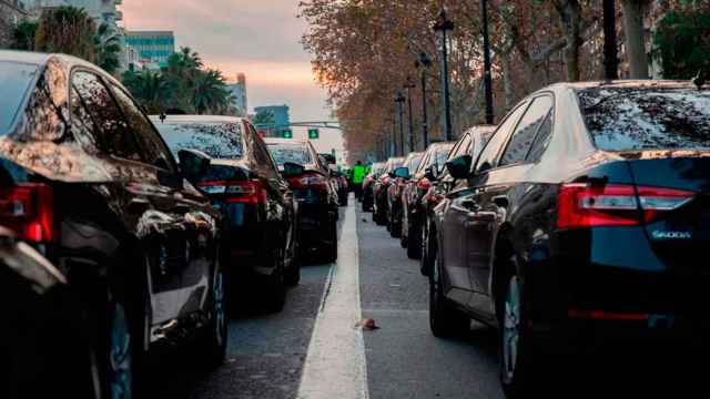 Una protesta de vehículos VTC, los que utilizan Cabify, Uber y Bolt, en Barcelona / EFE