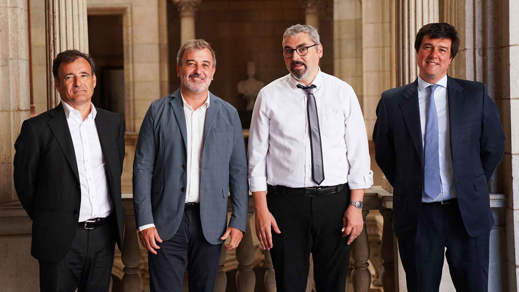 Los dirigentes de Colonial y Merlin Properties junto al teniente de alcalde de Barcelona, Jaume Collboni (2i), durante la firma del convenio de colaboración público-privada para remodelar los jardines Clara Campoamor de Les Corts / CEDIDA