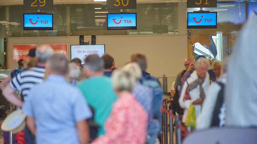 Aerolíneas. Personas mayores en un aeropuerto para hacer turismo / EUROPA PRESS