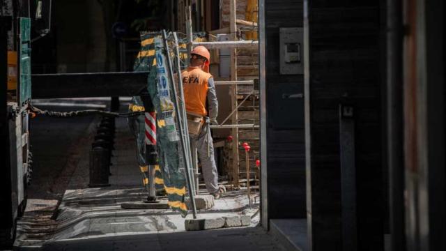 Un trabajador en la obra de un edificio / EUROPAPRESS