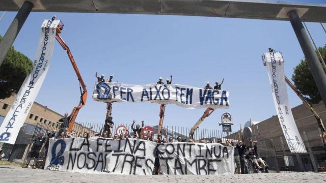 Los montadores de escenarios en huelga ante la puerta de Fira de Barcelona / SINDICAT DE RIGGERS