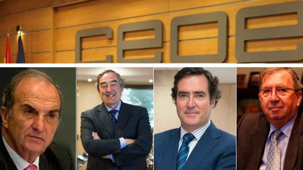 Gay de Montellà, Juan Rosell, Antonio Garamendi y Baldiri Ros, de izquierda a derecha, bajo un escenario de la CEOE