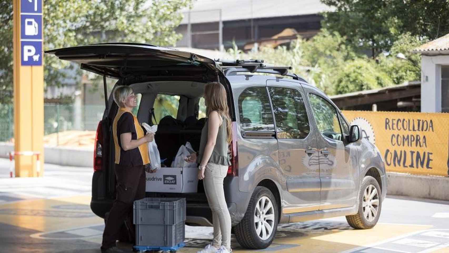 Dos mujeres recogen su compra a través del comercio electrónico de Bon Preu / CG