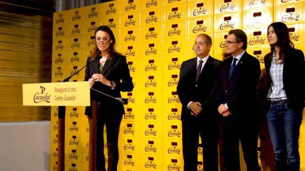 Sol Daurella en la presentación de la nueva planta de Cacaolat en Santa Coloma de Gramanet (Barcelona) con la cúpula de la Generalitat y el Ayuntamiento en 2012 / CG