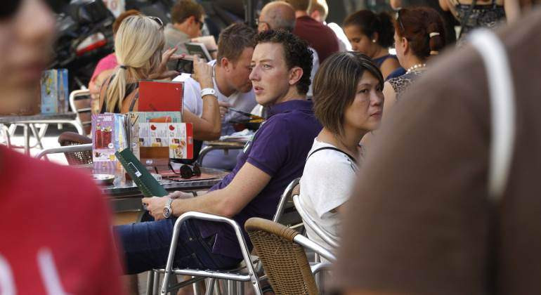 Unos turistas en la terraza de un restaurante durante la Semana Santa, cuando subió el IPC / EFE