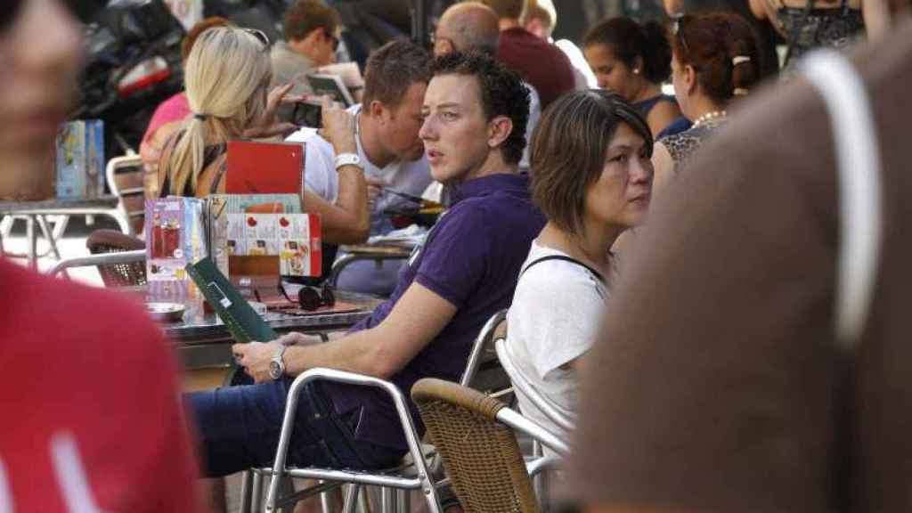 Unos turistas en la terraza de un restaurante durante la Semana Santa, cuando subió el IPC / EFE