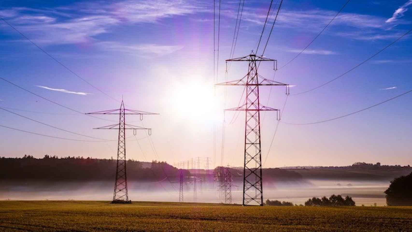 Torres de electricidad para hacer llegar la luz a los hogares / CG