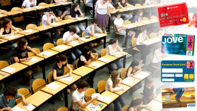 Aula universitaria y algunas tarjetas de débito para estudiantes / FOTOMONTAJE CG