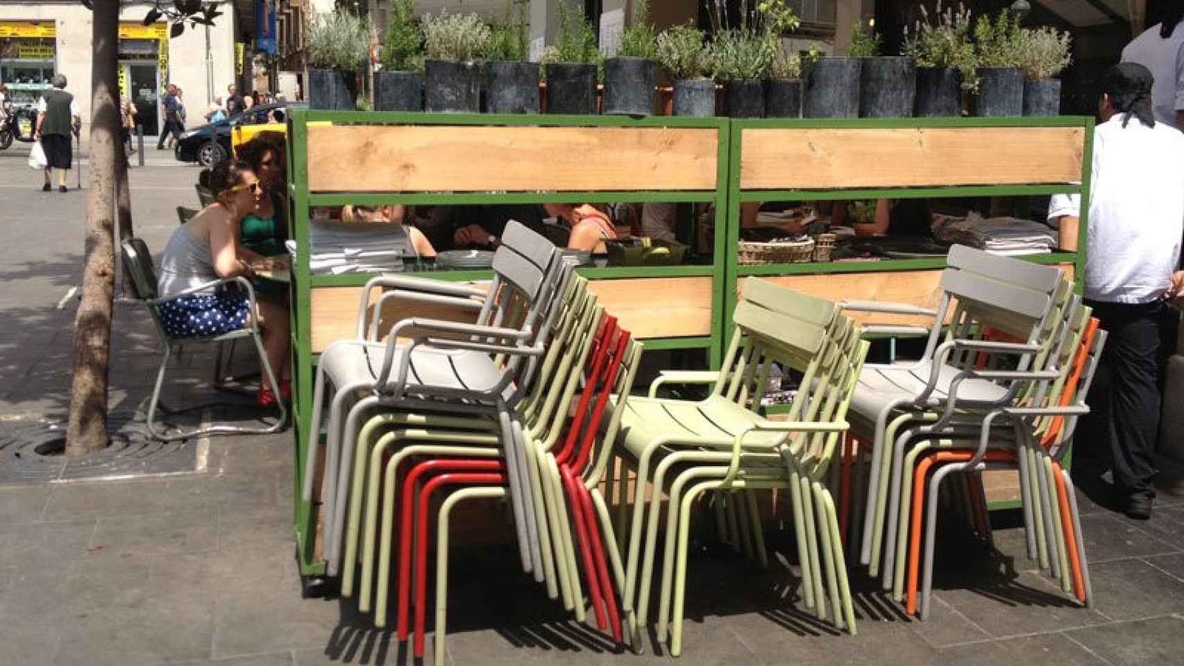 Sillas apiladas en la terraza de un bar de Barcelona.