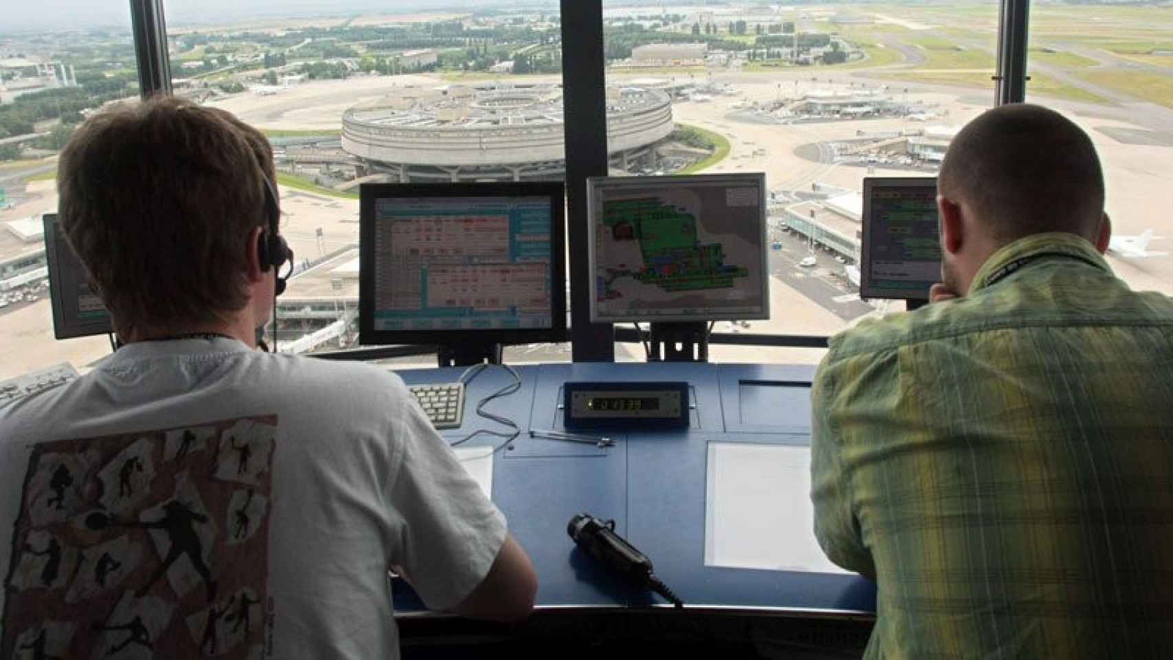 Imagen de dos controladores aéreos franceses en huelga / CG