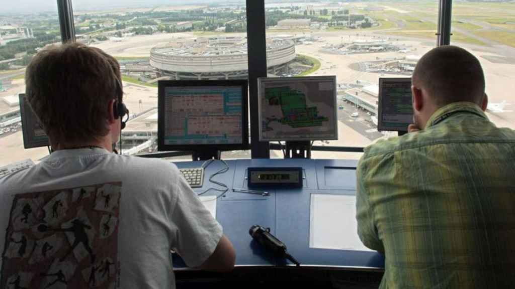 Imagen de dos controladores aéreos franceses en huelga / CG