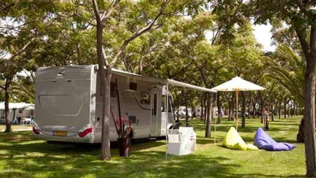 Detalle de una autocaravana estacionada en un entorno natural.