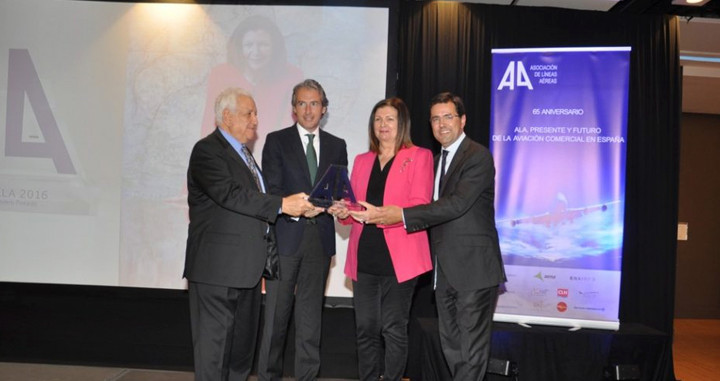 Javier Gándara recibiendo un premio del entonces ministro Íñigo de la Serna / ALA