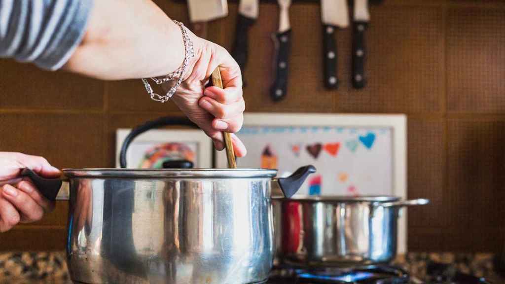 Una mujer con habilidades en la cocina / FREEPIK