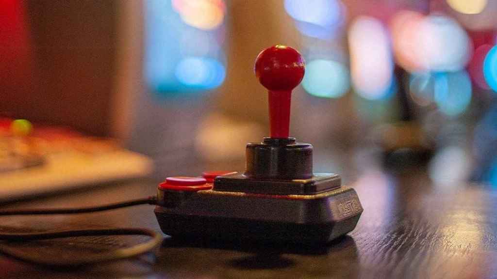 Joystick retro para jugar a videojuegos / Andrzej Rembowski EN PIXABAY