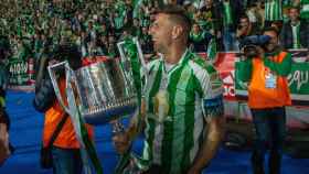 El capitán del Betis, Joaquín Sánchez, con el trofeo de la Copa del Rey / EP