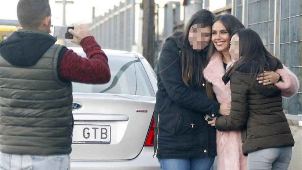 Cristina Pedroche y sus fans se hacen una foto / EUROPA PRESS