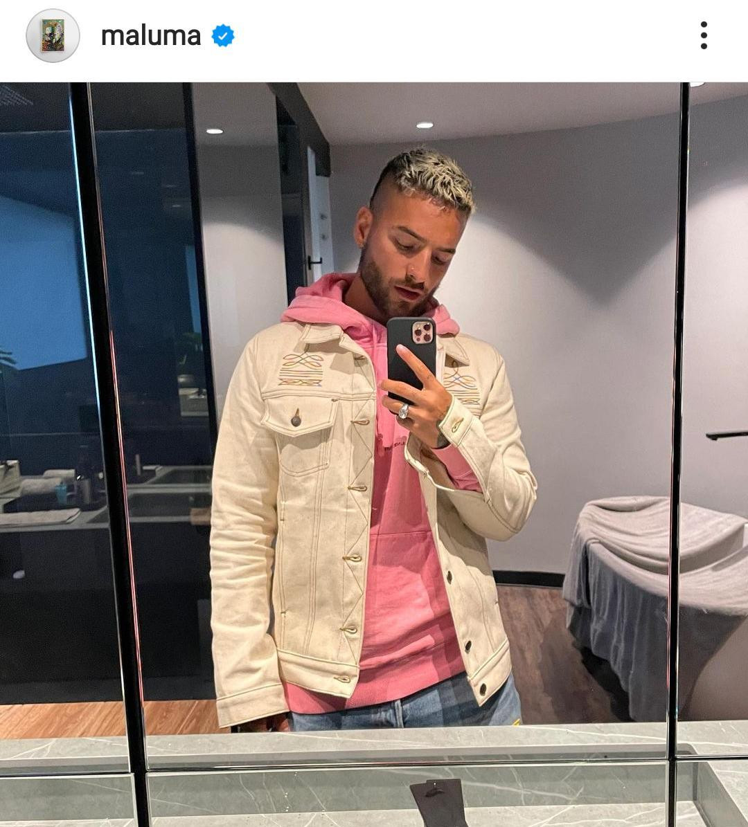 Maluma con ropa frente al espejo del baño / INSTAGRAM