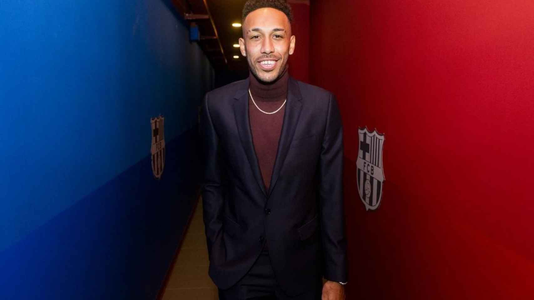 Aubameyang, sonriente, en su presentación con el Barça / FCB