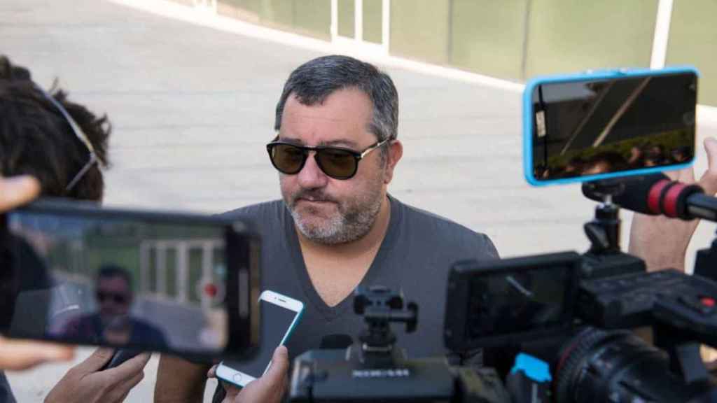 Mino Raiola atiende a los periodistas / EFE